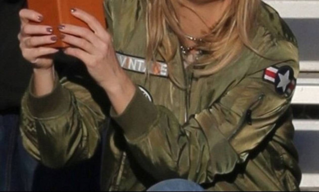 Sexy mamma! Η δημοφιλής ηθοποιός πανηγυρίζει για τον γιο της στην κερκίδα!