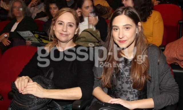Φωτεινή Αθερίδου: Στο θέατρο με την μητέρα της