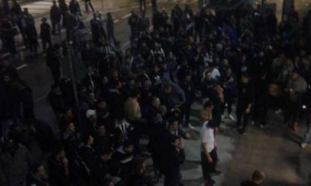 Υποδοχή με… αυγά επεφύλαξαν οι οπαδοί στην αποστολή του ΠΑΟΚ