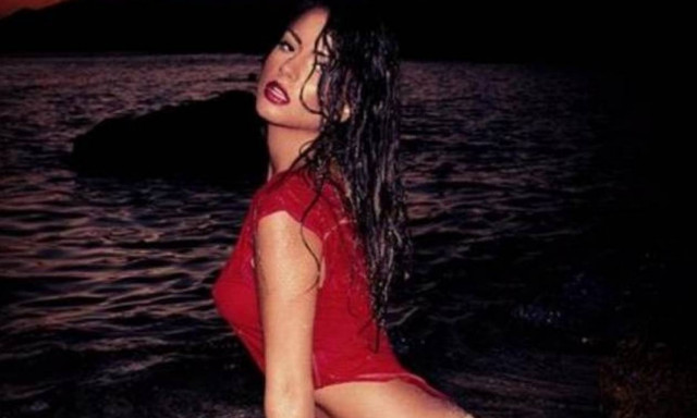 Ολόγυμνη στο γυμναστήριο η διάσημη Ελληνίδα! (video)