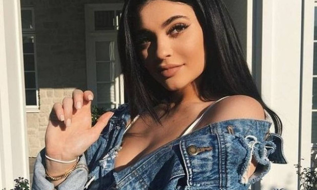 Το έκανε πάλι το θαύμα της! Η Kylie Jenner ποζάρει μόνο με το μαγιό της και «κόβει ανάσες»