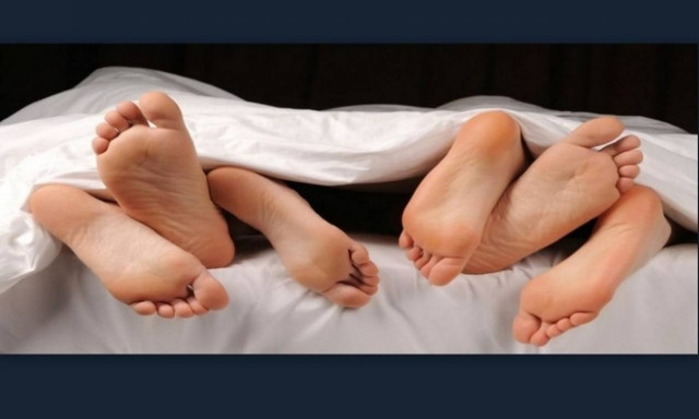 Όργια σε σκάφος με πρωταγωνιστή παρουσιαστή