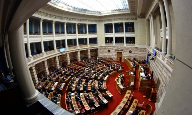 Βουλή: Ένταση και σκληρές εκφράσεις στη συζήτηση για τον προϋπολογισμό