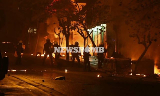 Επέτειος Γρηγορόπουλου: Σοκαριστικό βίντεο από τα επεισόδια στα Εξάρχεια