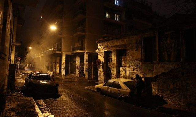 Επέτειος Γρηγορόπουλου - Επεισόδια: Στις φλόγες αυτοκίνητο στα Εξάρχεια (pics)