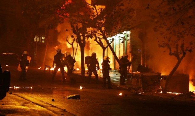 Επέτειος Γρηγορόπουλου επεισόδια: «Πόλεμος» στα Εξάρχεια – Πετούν αντικείμενα από ταράτσες