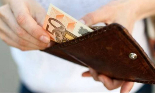 «Πάρτι» φόρων το Δεκέμβριο: Δείτε τι και πόσα θα πληρώσετε