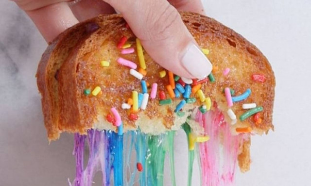 Αυτό το πολύχρωμο ψητό τυρί θα γίνει η νέα σου εμμονή