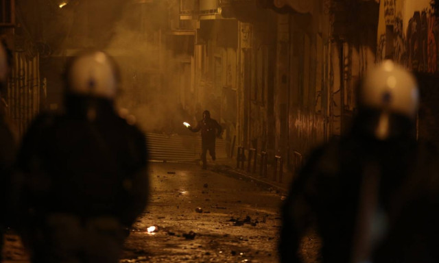 Επέτειος Γρηγορόπουλου: Νύχτα κόλασης έζησε η Αθήνα - Ταραχές σε όλες τις μεγάλες πόλεις (pics+vid)