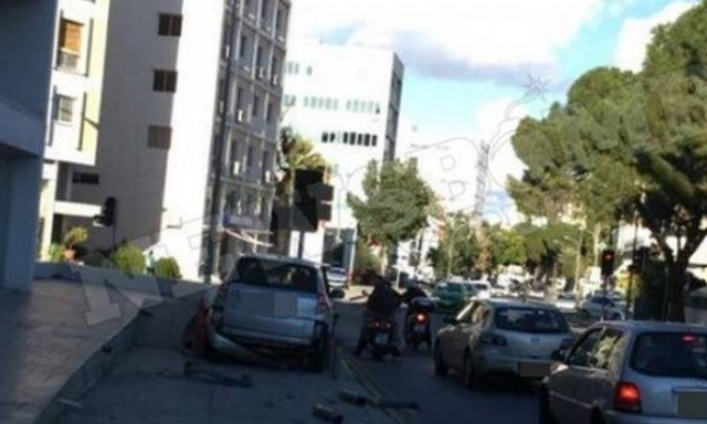 Τα πήρε όλα και έφυγε: Ούτε ένα, ούτε δύο αλλά έξι πασσάλους «θέρισε» οδηγός στη Λευκωσία (photos)