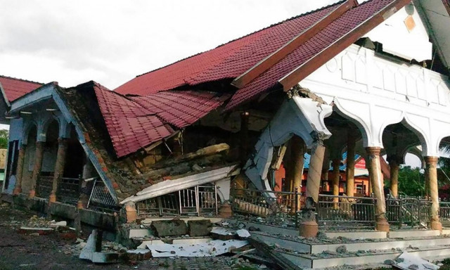 Σεισμός Σουμάτρα-Ινδονησία: Δεκάδες νεκροί και εκατοντάδες παγιδευμένοι στα συντρίμμια (Pics+Vids)