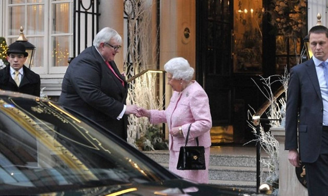 Πανικός στη Βρετανία: Μεθυσμένος εισέβαλε στο ξενοδοχείο που έτρωγε η βασίλισσα Ελισάβετ (pics+vid)