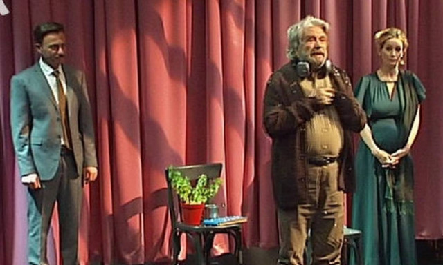 Συγκίνηση: Ο Άγγελος Αντωνόπουλος αφιέρωσε την πρεμιέρα του στον Πέτρο Φυσσούν