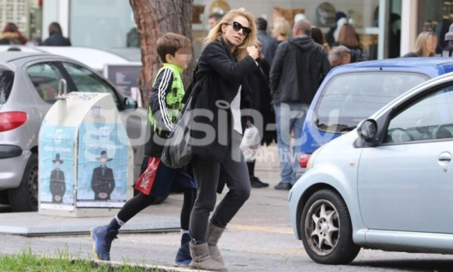 Ντορέττα Παπαδημητρίου: Με τον γιο της στην Γλυφάδα