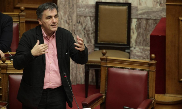 Σε πανικό ο Τσακαλώτος: Ζητά διακομματικό «όχι» στις πιέσεις για νέα μέτρα