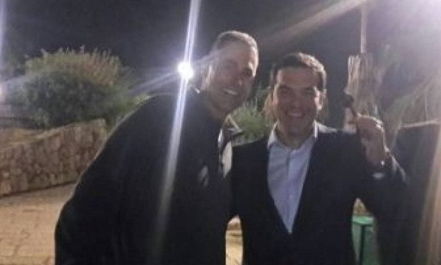 Ο Αλέξης Τσίπρας συνάντησε τον Γιούρι Γκέλερ και λύγισαν κουτάλια!