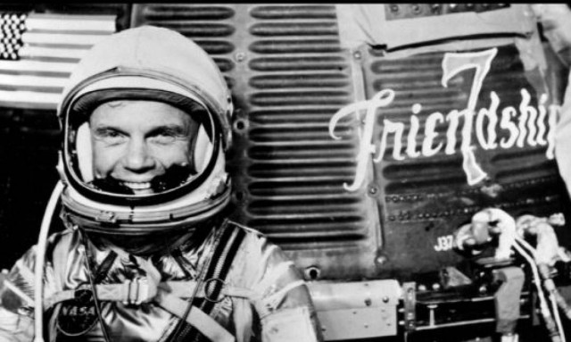 Πέθανε σε ηλικία 95 ετών ο πρώτος Αμερικανός που μπήκε σε τροχιά γύρω από τη Γη (pics)