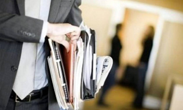 Εγκλωβισμένες οι υπερχρεωμένες επιχειρήσεις λόγω «κόκκινων δανείων» και οφειλών