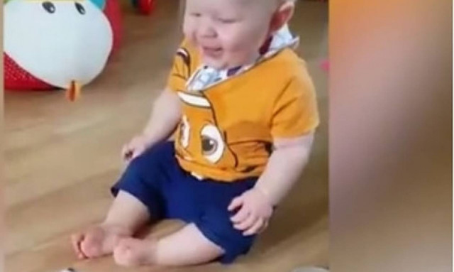 Απίθανο! Ο μπεμπάκος λατρεύει το καινούργιο του παιχνίδι! (video)