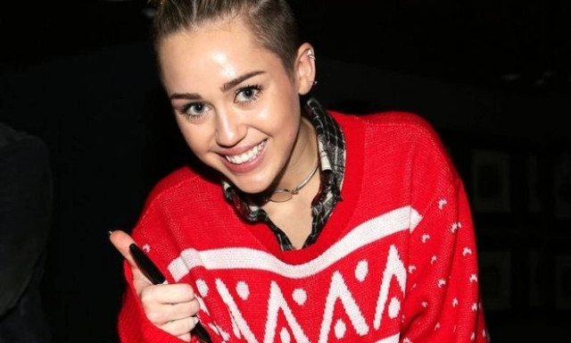 Ugly Christmas: Oι stars του Hollywood φωτογραφίζονται με τα πιο άσχημα χριστουγεννιάτικα πουλόβερ