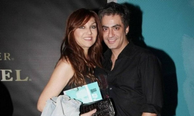 Η Χριστουγεννιάτικη φωτογραφία του Σχοινά στο Instagram και η δημόσια γκρίνια της Γαρμπή