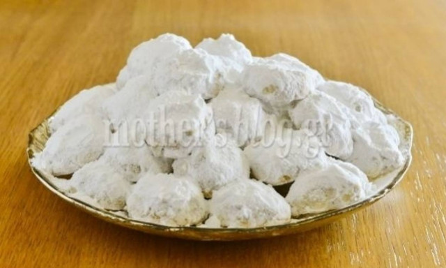 Συνταγή για κλασικούς κουραμπιέδες αμυγδάλου από το Γιώργο Γεράρδο