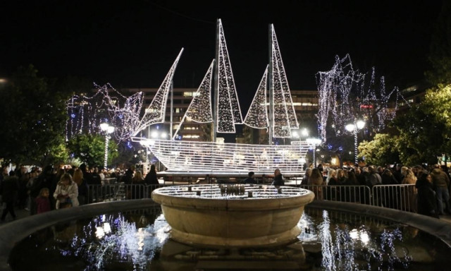 Χριστούγεννα 2016: Φωταγωγήθηκε η πλατεία Συντάγματος (pics&vid)