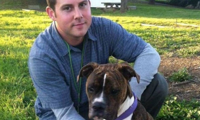 H σπαρακτική στιγμή που σκύλος αποχαιρετά το ετοιμοθάνατο αφεντικό του (vid)