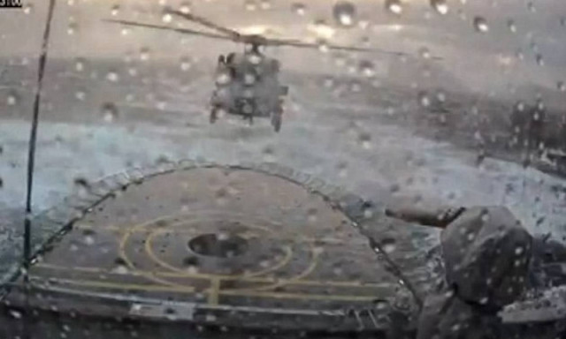 Απίστευτη προσνήωση στρατιωτικού ελικοπτέρου εν μέσω θαλασσοταραχής! (vid)