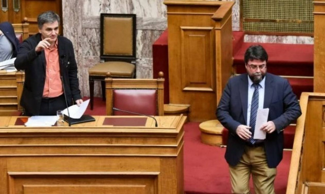 «Μαλλιά κουβάρια» έγιναν Τσακαλώτος με Οικονόμου: «Μην κάνετε σαν κυριούλες!»