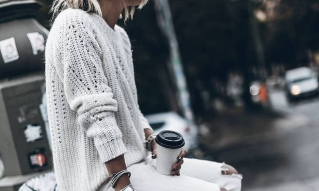 Έπεσε καφές ή τσάι πάνω στο λευκό σου μπλουζάκι; Δες πώς να το καθαρίσεις για να μη μείνει σημάδι