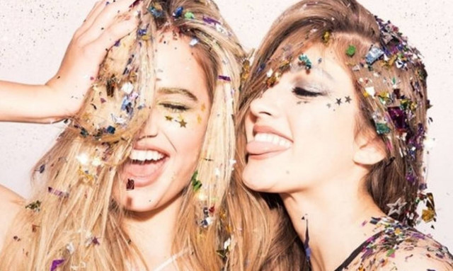 Glitter Braids: Ένα νέο hair trend μόλις γεννήθηκε