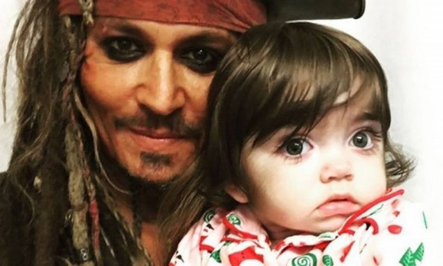 Ο Τζόνι Ντεπ ντύθηκε Τζακ Σπάροου για να επισκεφθεί άρρωστα παιδιά (pics)