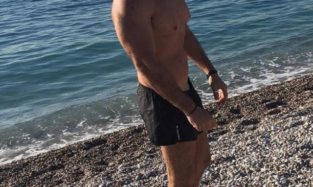 Οι βουτιές του παρουσιαστή στη Γλυφάδα 15 ημέρες πριν τα Χριστούγεννα