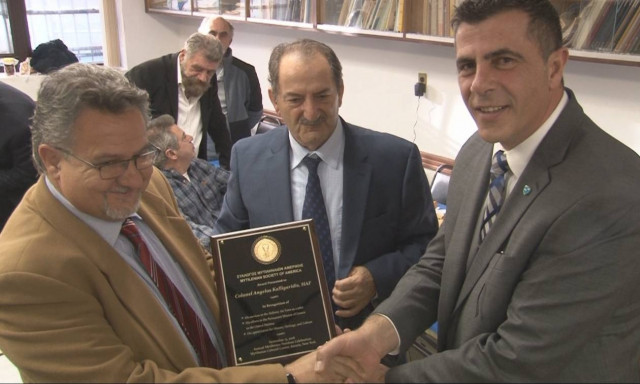Ο Σύλλογος Μυτιληναίων Αμερικής τίμησε τον Σμήναρχο Αγγελο Καλλιγαρίδη