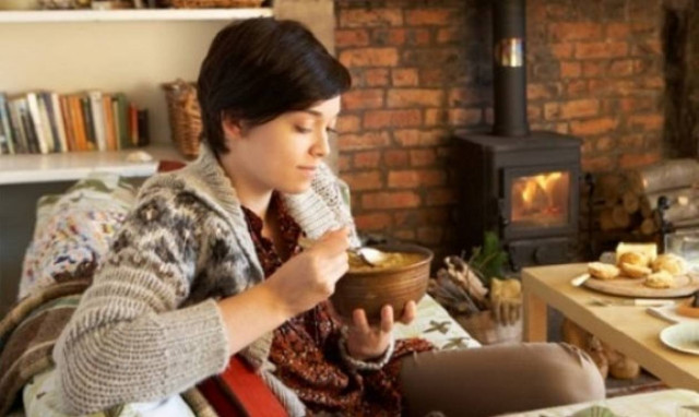 Γιατί το χειμώνα θέλουμε να κοιμόμαστε περισσότερο και να τρώμε πιο πολλά γλυκά;