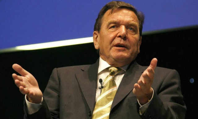 Επίθεση Σρέντερ στη Μέρκελ: Τροφοδοτεί τη δυσαρέσκεια