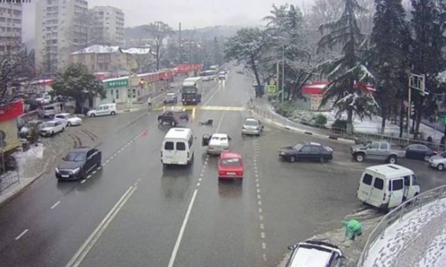 Απίστευτο τρακάρισμα: Ο οδηγός εκτοξεύτηκε και το αυτοκίνητο «πάρκαρε» (vid)