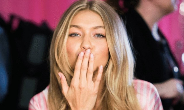 Έξι beauty μαθήματα για το γιορτινό look μας από τα αγγελάκια της Victoria's Secret!