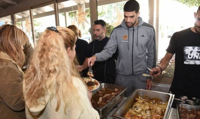Έγινε… σεφ μοιράζοντας χαρά ο Φελντέιν (pics+vids)