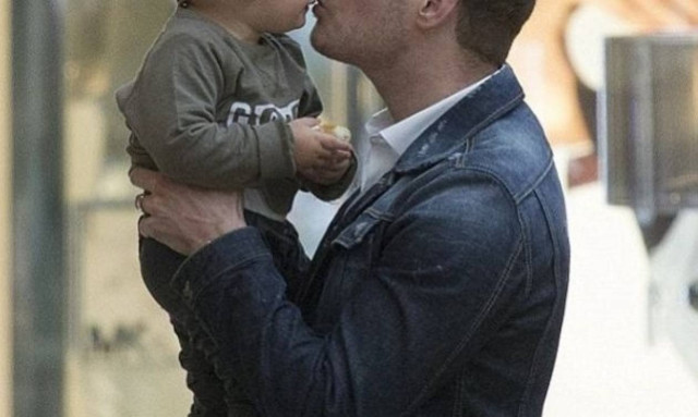 Χριστούγεννα σπίτι του θα κάνει ο τρίχρονος γιος γνωστού τραγουδιστή μετά τις χημειοθεραπείες