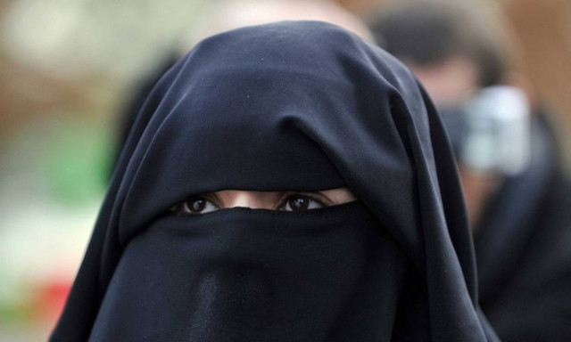 Συνελήφθη γιατί ανήρτησε φωτογραφία της στο Twitter με... ακάλυπτο πρόσωπο!