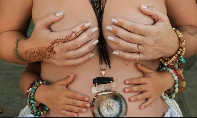 Τραγουδίστρια ποζάρει topless λίγο πριν υποδεχτεί το δεύτερο παιδί της