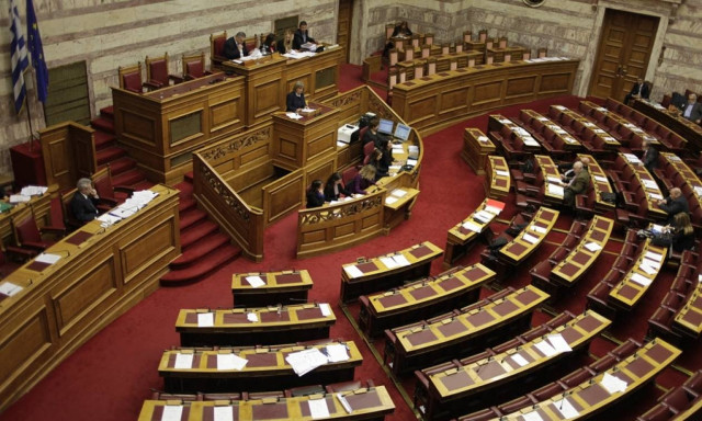 Ανοιχτά και τις Κυριακές τα καταστήματα κατά την περίοδο των ενδιάμεσων εκπτώσεων