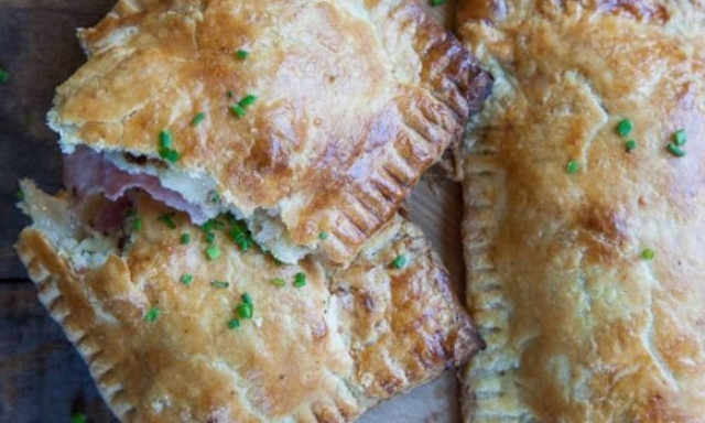 Μαμαδίστικα σπιτικά ζαμπονοκασερoπιτάκια