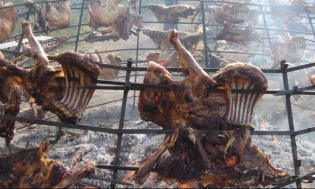 Αντικριστό αρνί: Ανακαλύψτε τα μυστικά της πανάρχαιας συνήθειας των Κρητικών