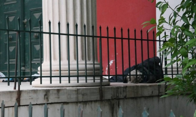 Κατεστραμμένοι από την κρίση οι Έλληνες, αντιμέτωποι με περισσότερα δεινά