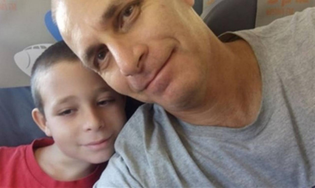 Πατέρας έπεσε με το γιο του στον γκρεμό. Δείτε τι συγκινητικό έκανε και ανατρίχιασε όλο τον πλανήτη