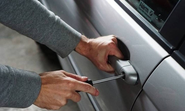 Σκηνή από το μέλλον: Η BMW κλείδωσε τον κλέφτη μέσα στο αυτοκίνητο εξ αποστάσεως