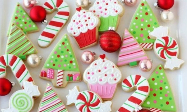 Γλάσο royal icing χωρίς αυγά για να διακοσμήσετε τα χριστουγεννιάτικα γλυκά σας και όχι μόνο